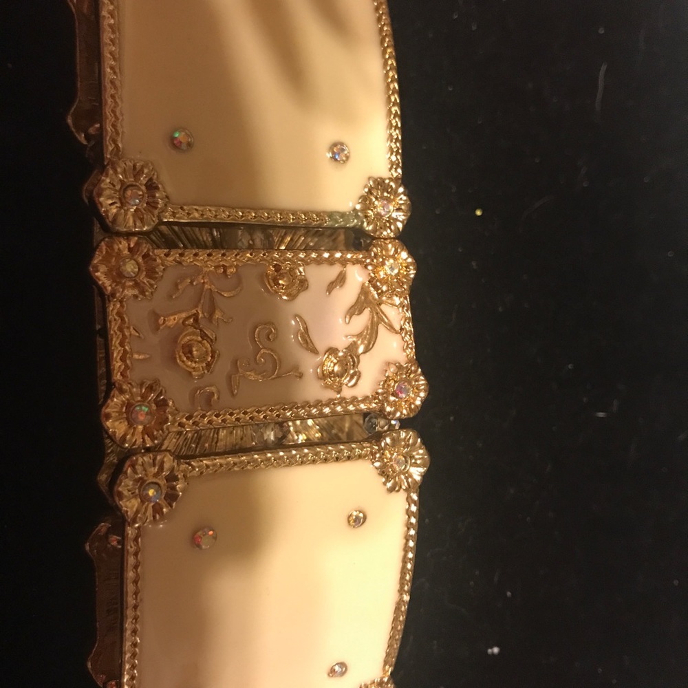White enamel and gold tone stretch bracelet with floral design